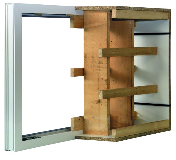 Kunststoff-Kellerfenster mit einseitiger Holzschalung